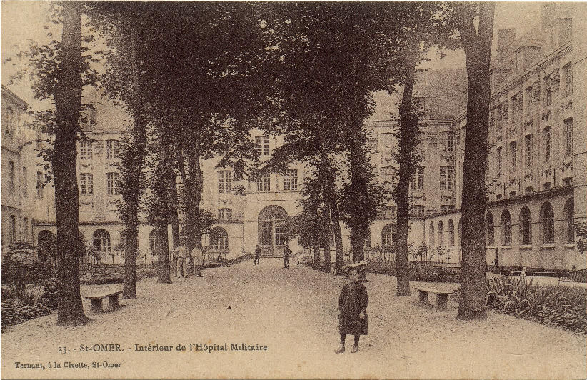 On se trouve ici dans la vaste cour de cet hôpital militaire,ou les convalescents pouvaient se promener à l'ombre des grands arbres.